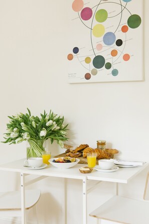 Fridge, microwave, oven, stovetop - Europa House Apartments (London)