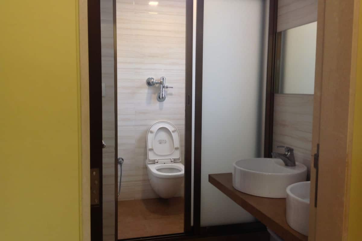 Triple Bed | Bathroom | Shower, free toiletries, towels