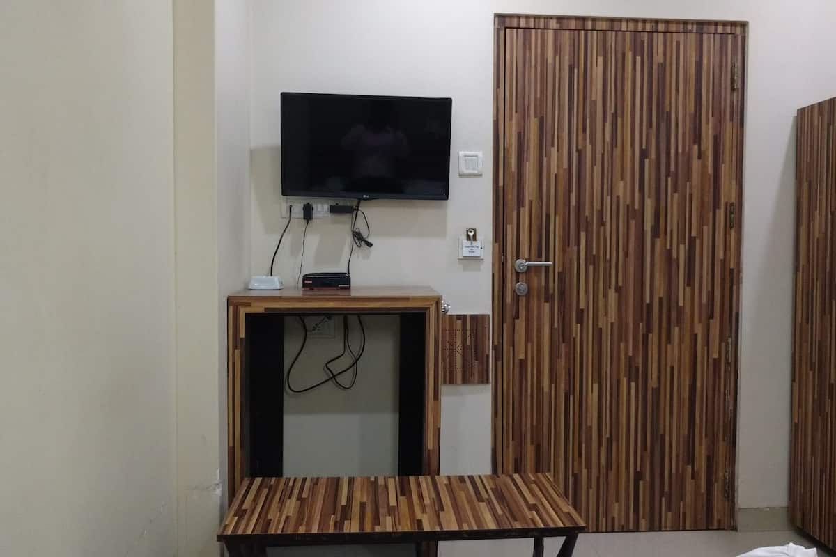 Standard Single | Laptop workspace, free WiFi, bed sheets