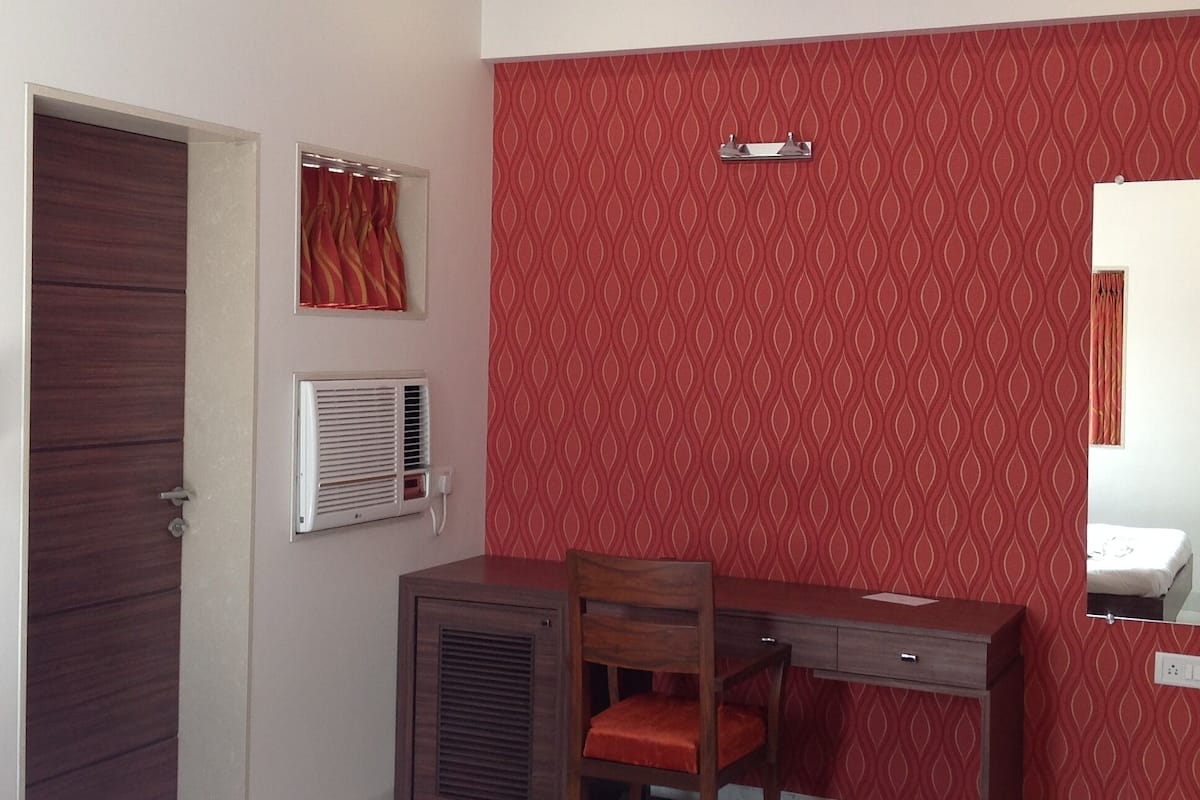 Executive Suite | Laptop workspace, free WiFi, bed sheets