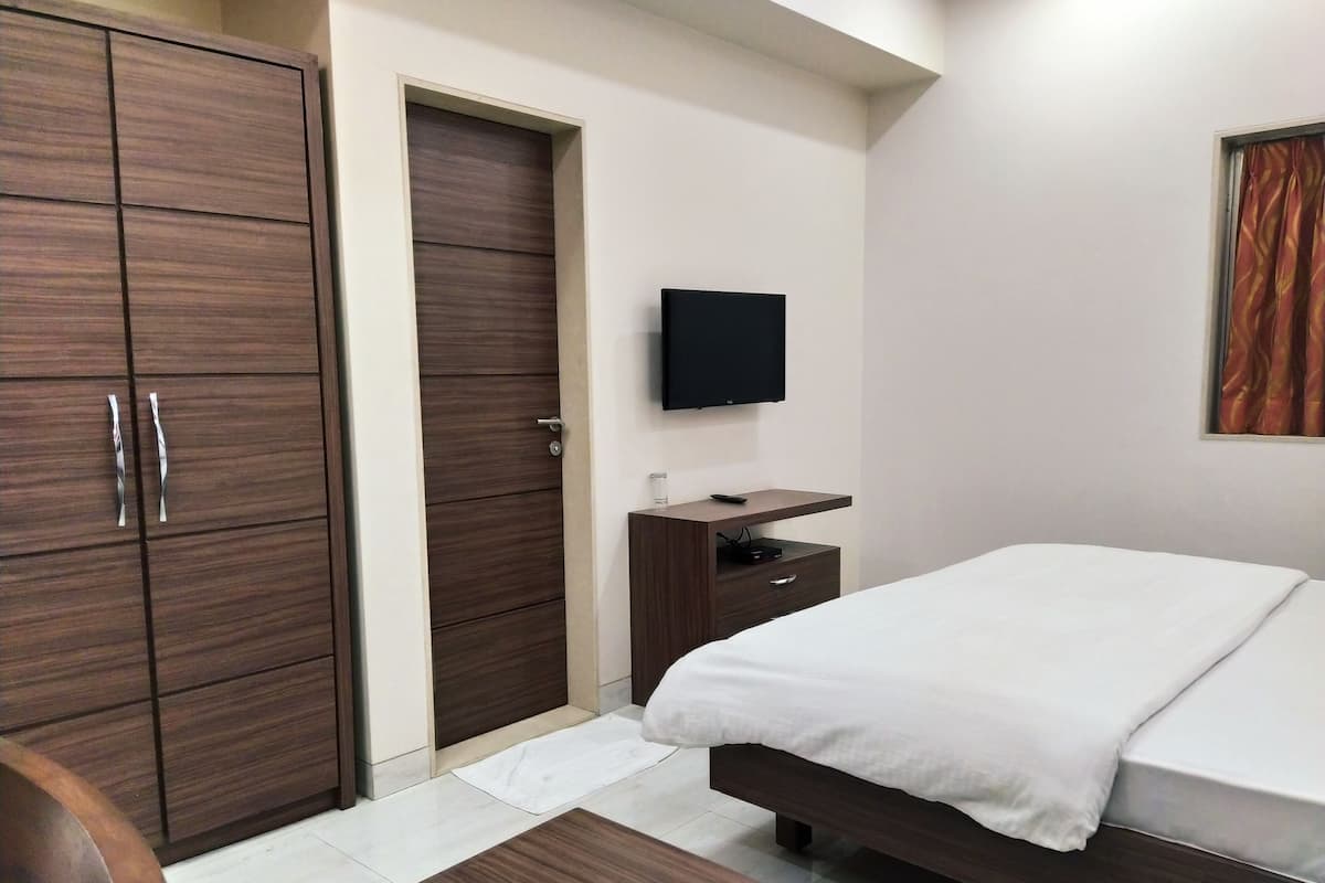 Executive Suite | Laptop workspace, free WiFi, bed sheets