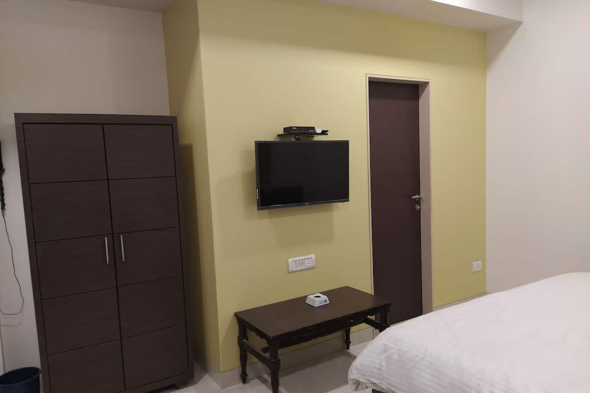 Triple Bed | Laptop workspace, free WiFi, bed sheets