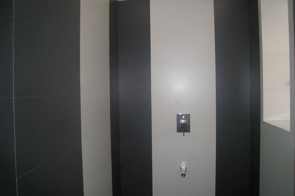 Family Suite | Bathroom | Shower, free toiletries, towels