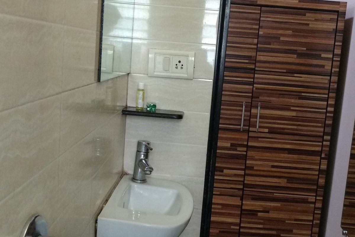 Standard Single | Bathroom | Shower, free toiletries, towels