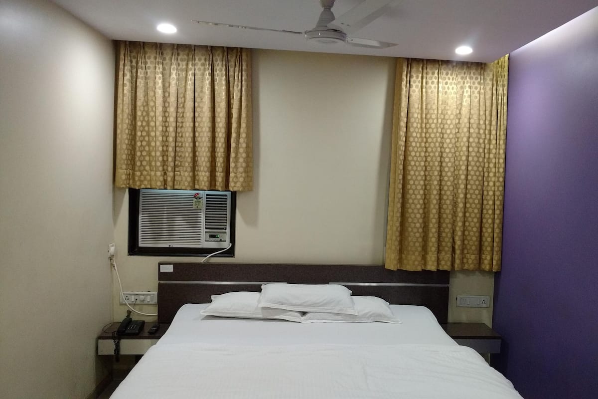 Twin / Double Bed | Laptop workspace, free WiFi, bed sheets