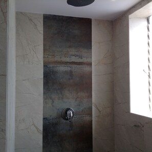 Executive-Doppelzimmer | Badezimmer | Dusche, kostenlose Toilettenartikel, Handtücher