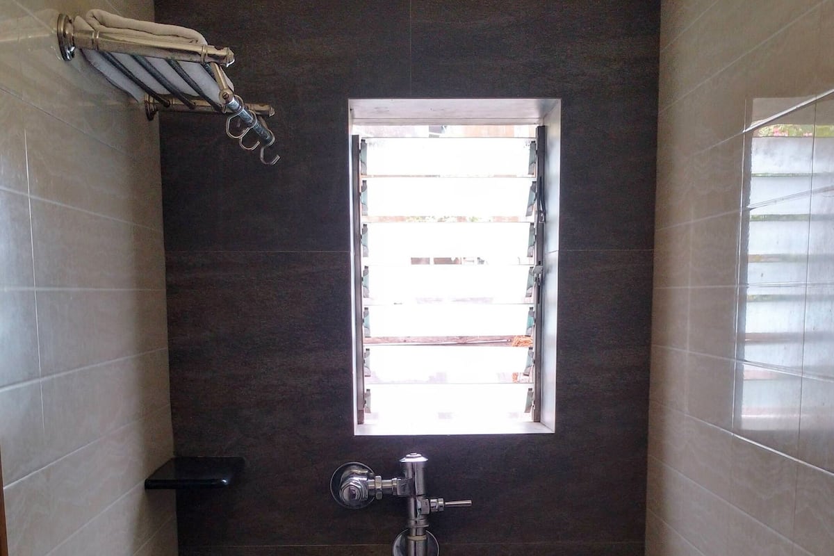 Standard Single | Bathroom | Shower, free toiletries, towels