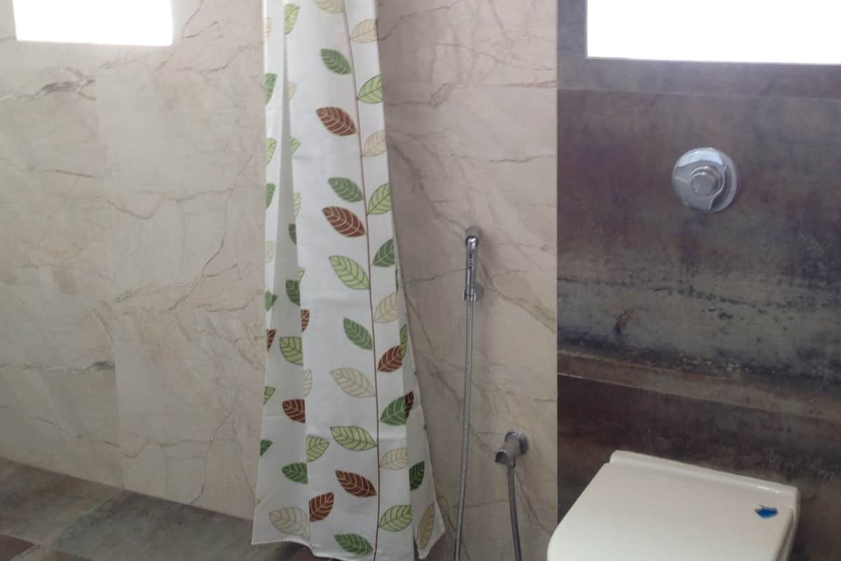 Executive Suite | Bathroom | Shower, free toiletries, towels