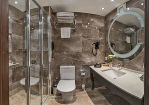 A modern bathroom with a glass-enclosed shower, a toilet, a sink, and a large mirror. - Istanbul Dora Hotel (Istanbul)
