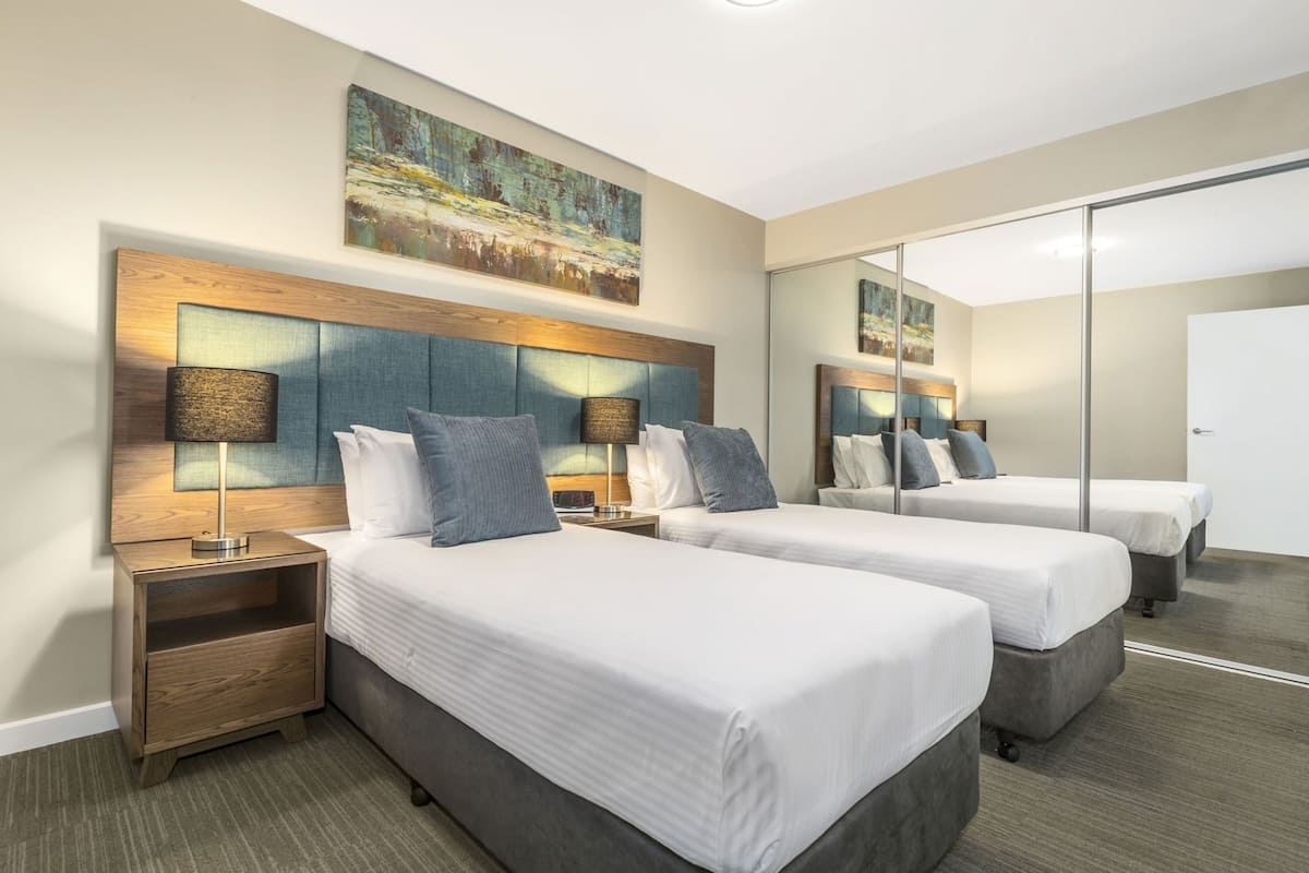 Sengetøy av topp kvalitet, safe på rommet og skrivebord