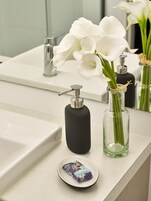 Estudio ejecutivo | Baño | Ducha, secador de pelo, toallas y champú