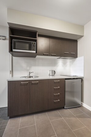 Refrigerador, microondas, placa de cocina, cafetera/tetera