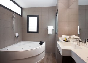 Suite, Balcony | Bathroom | Combined shower/bathtub, free toiletries, hair dryer, towels - Dalia Ramblas (Barcelona)