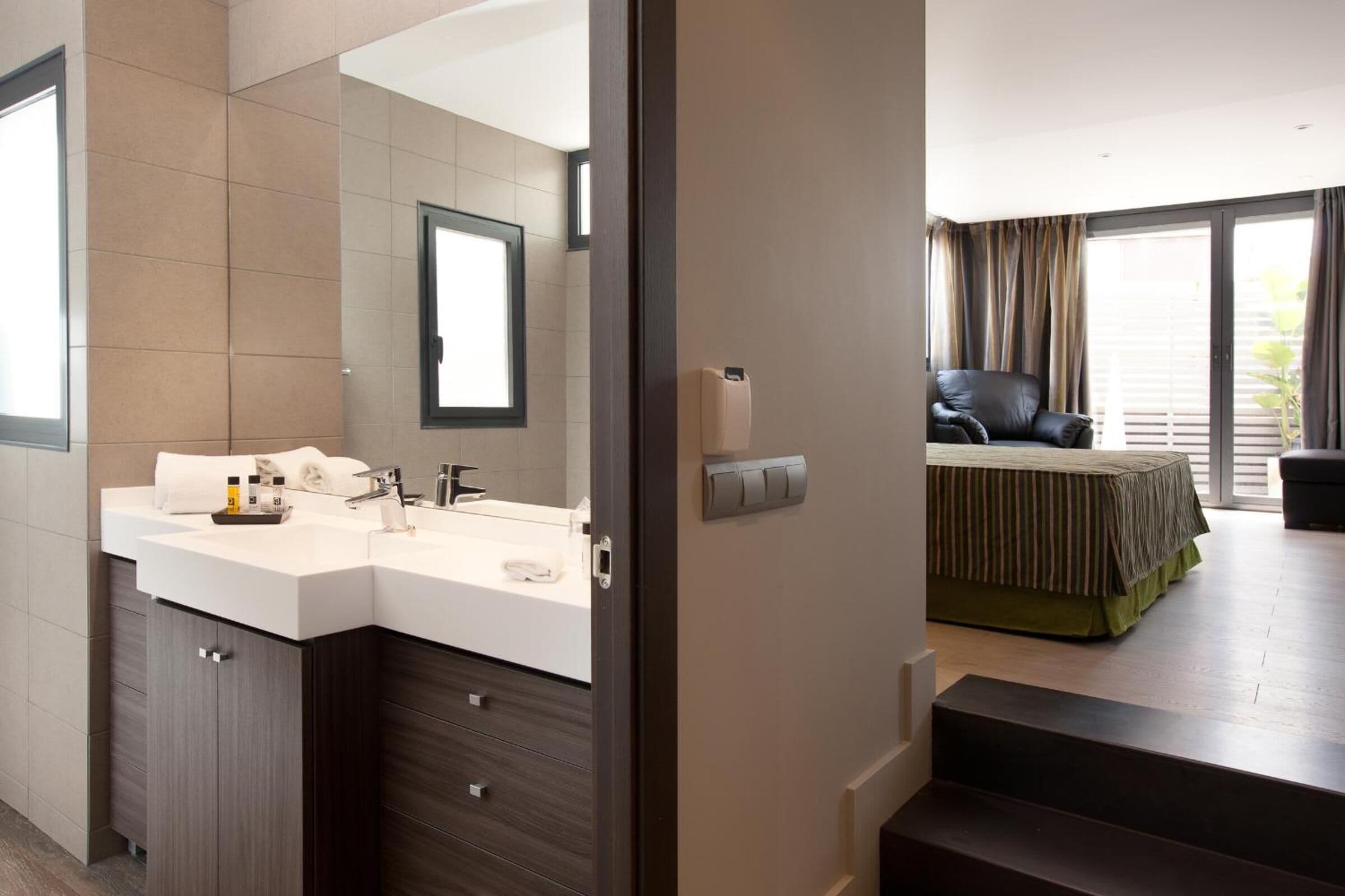 combined shower/bathtub, free toiletries, hair dryer, towels