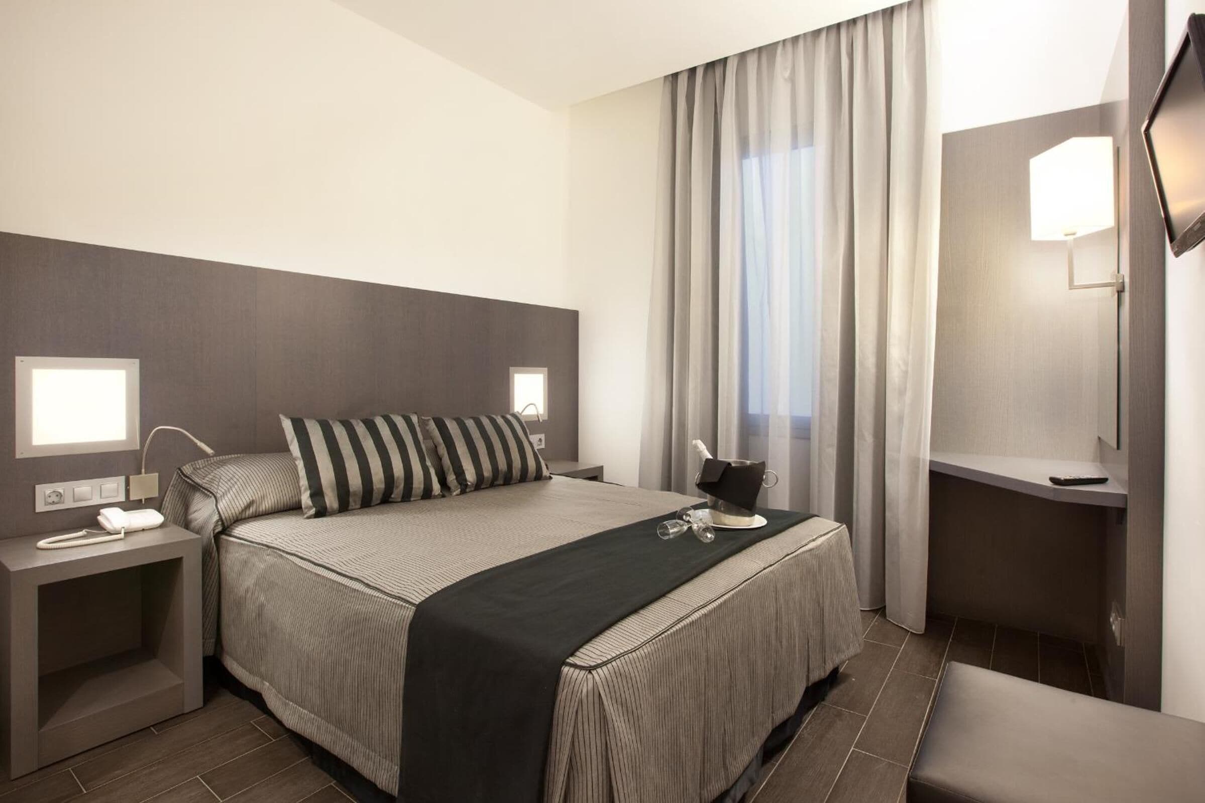 in-room safe, desk, laptop workspace, soundproofing