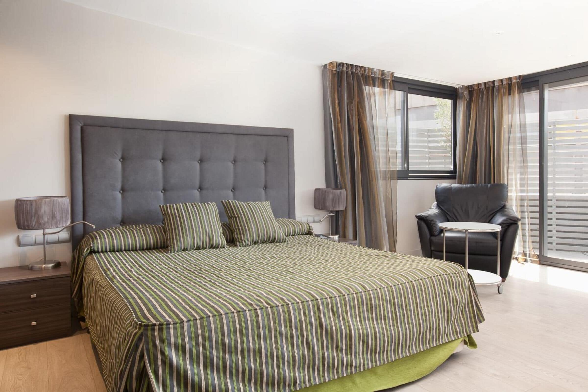 in-room safe, desk, laptop workspace, soundproofing