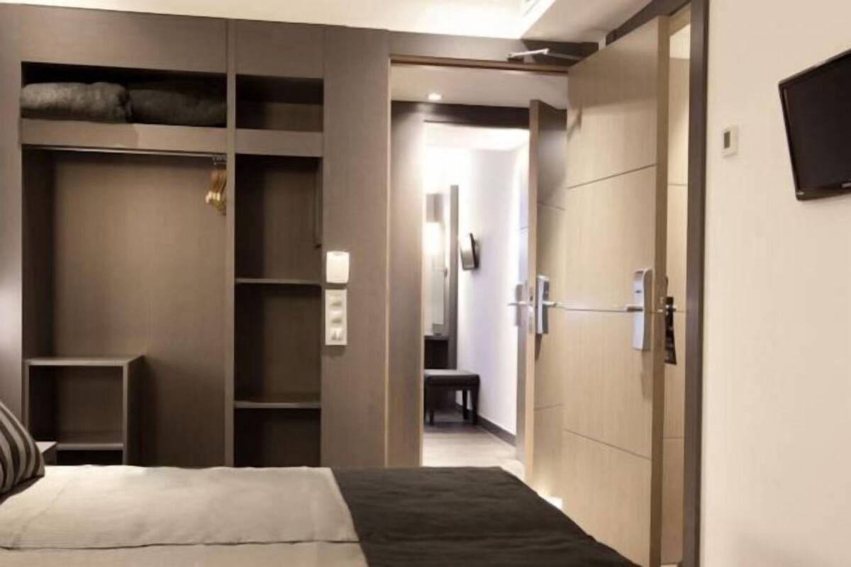 In-room safe, desk, laptop workspace, soundproofing