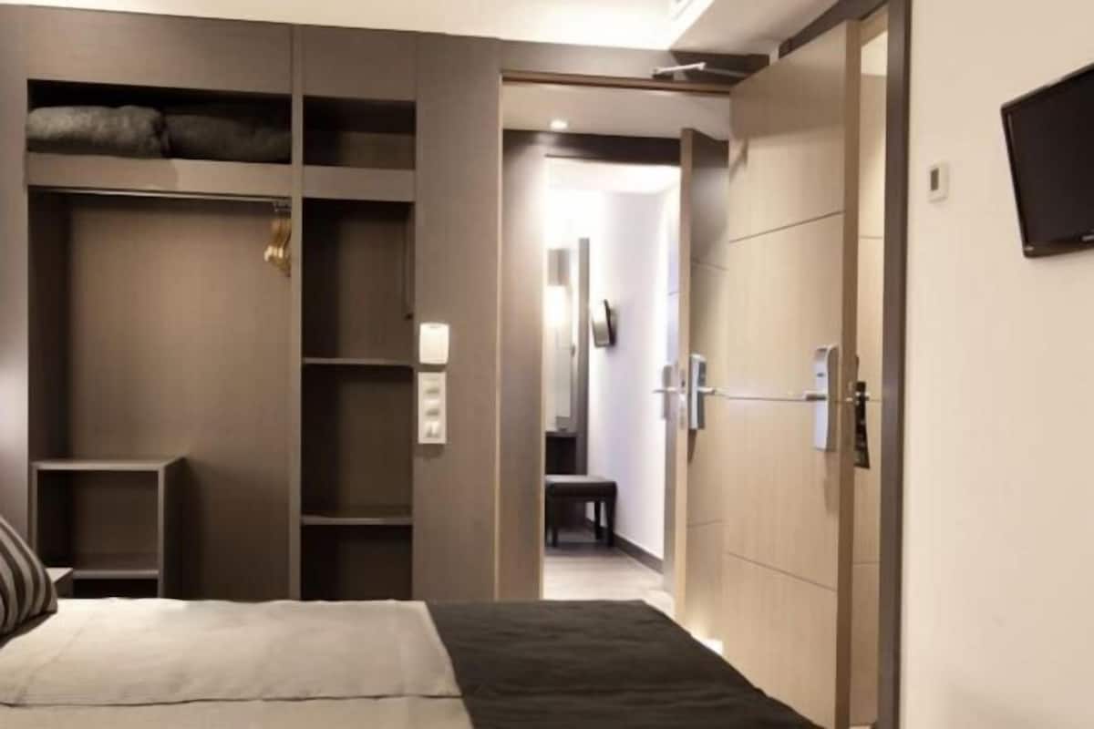 In-room safe, desk, laptop workspace, soundproofing