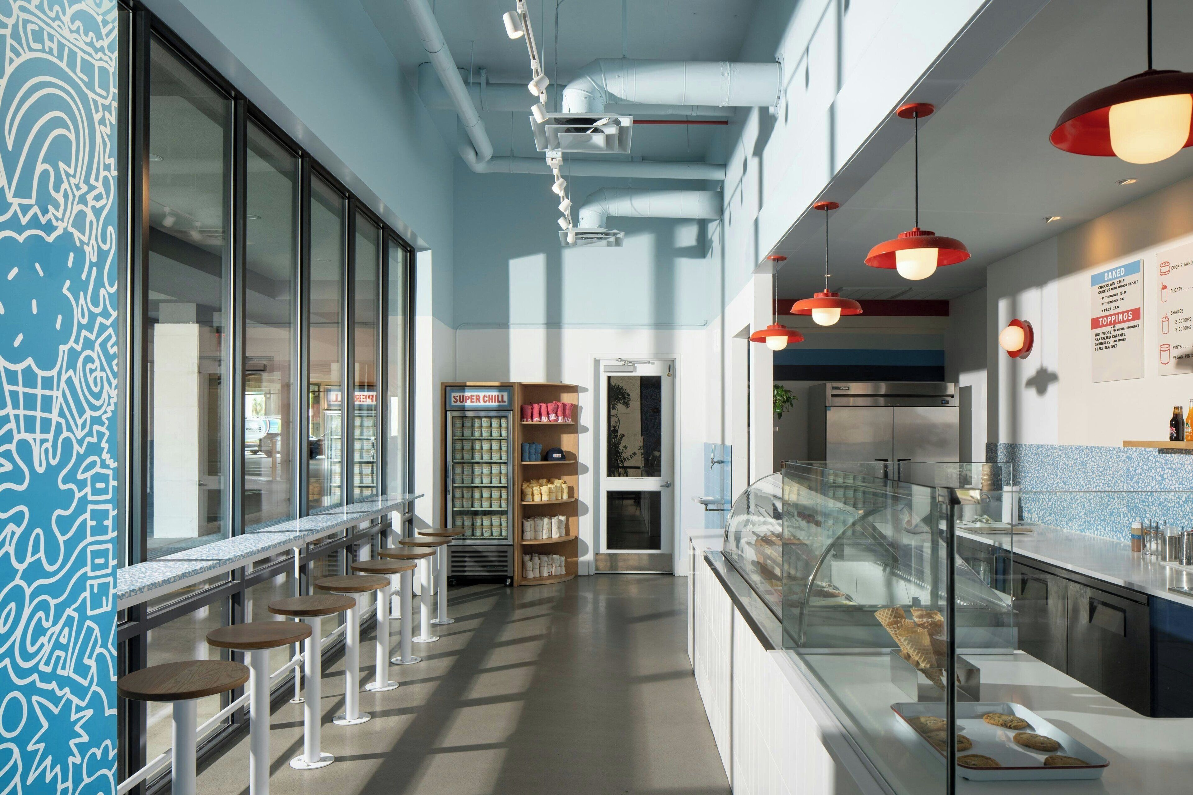 2 restaurants, breakfast, lunch, dinner served; american cuisine