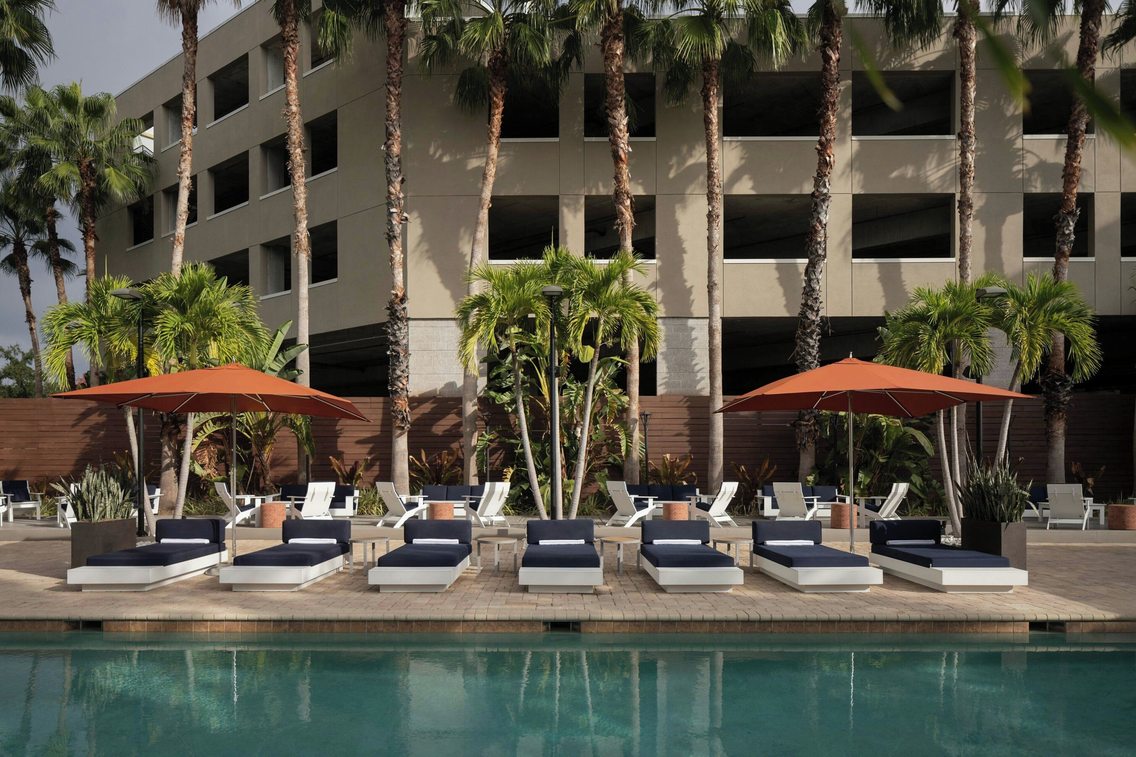 Utendørsbasseng, bassengparasoller og solsenger