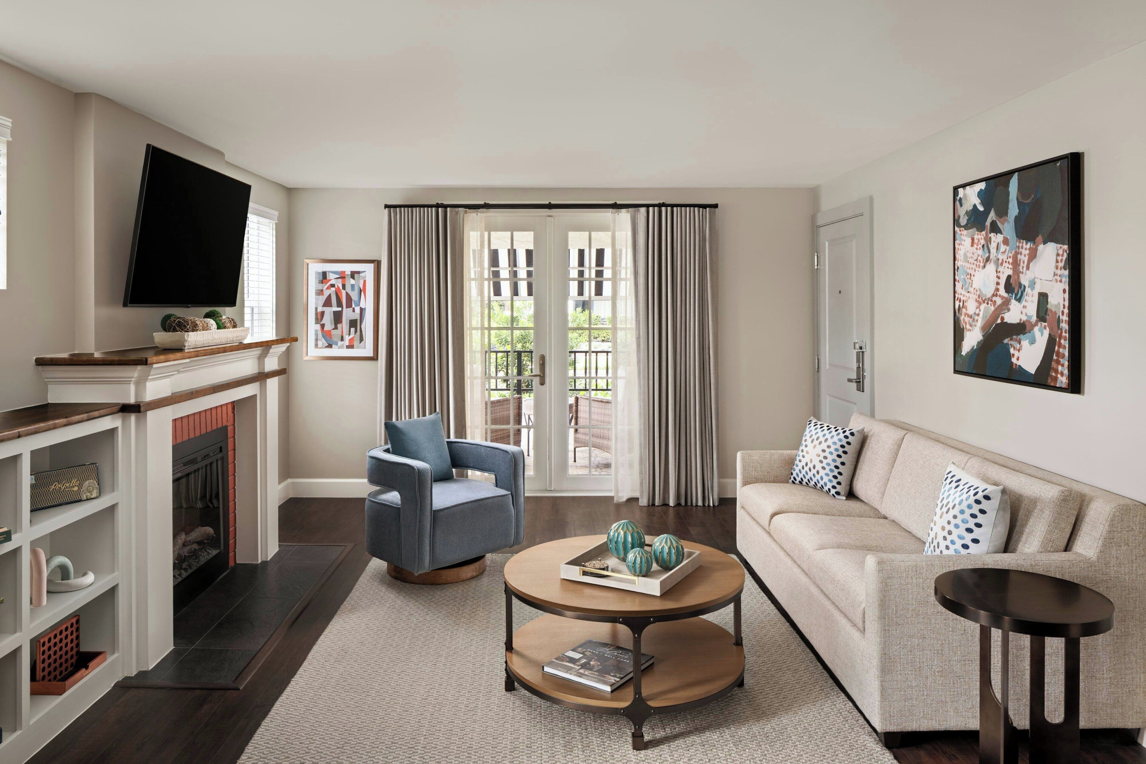 套房, 1 間臥室 | 客廳 | 42-吋平面電視、有線頻道、電視