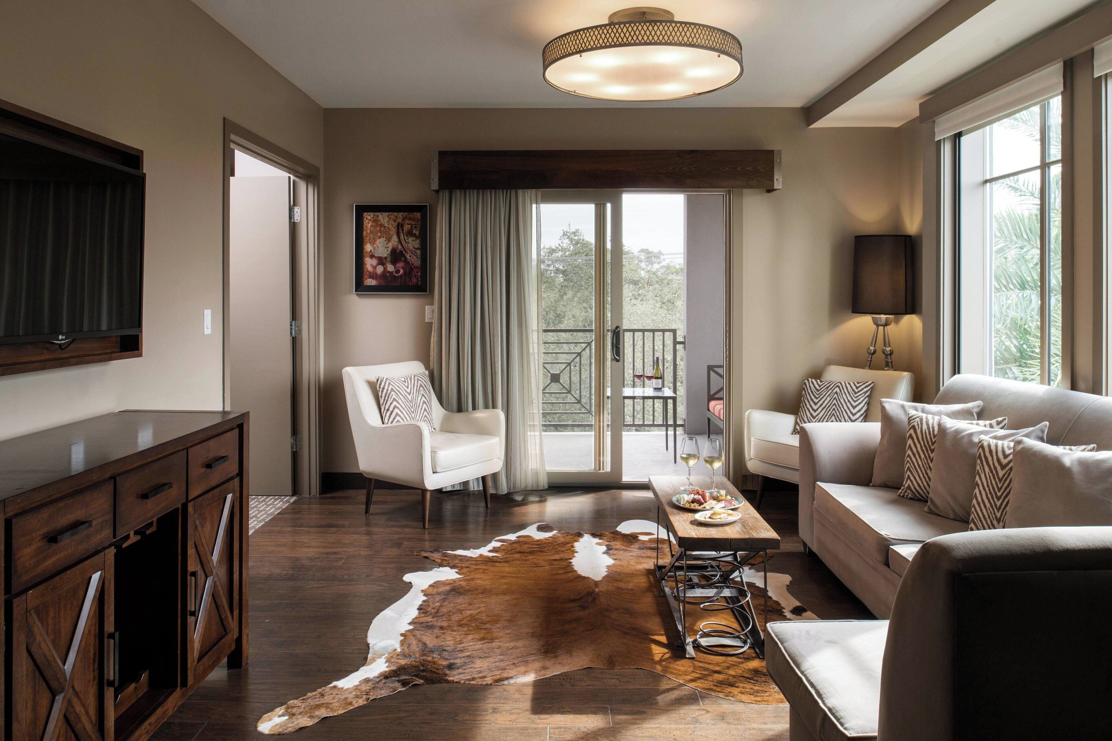 Suite, 1 Bedroom, Balcony | Living room