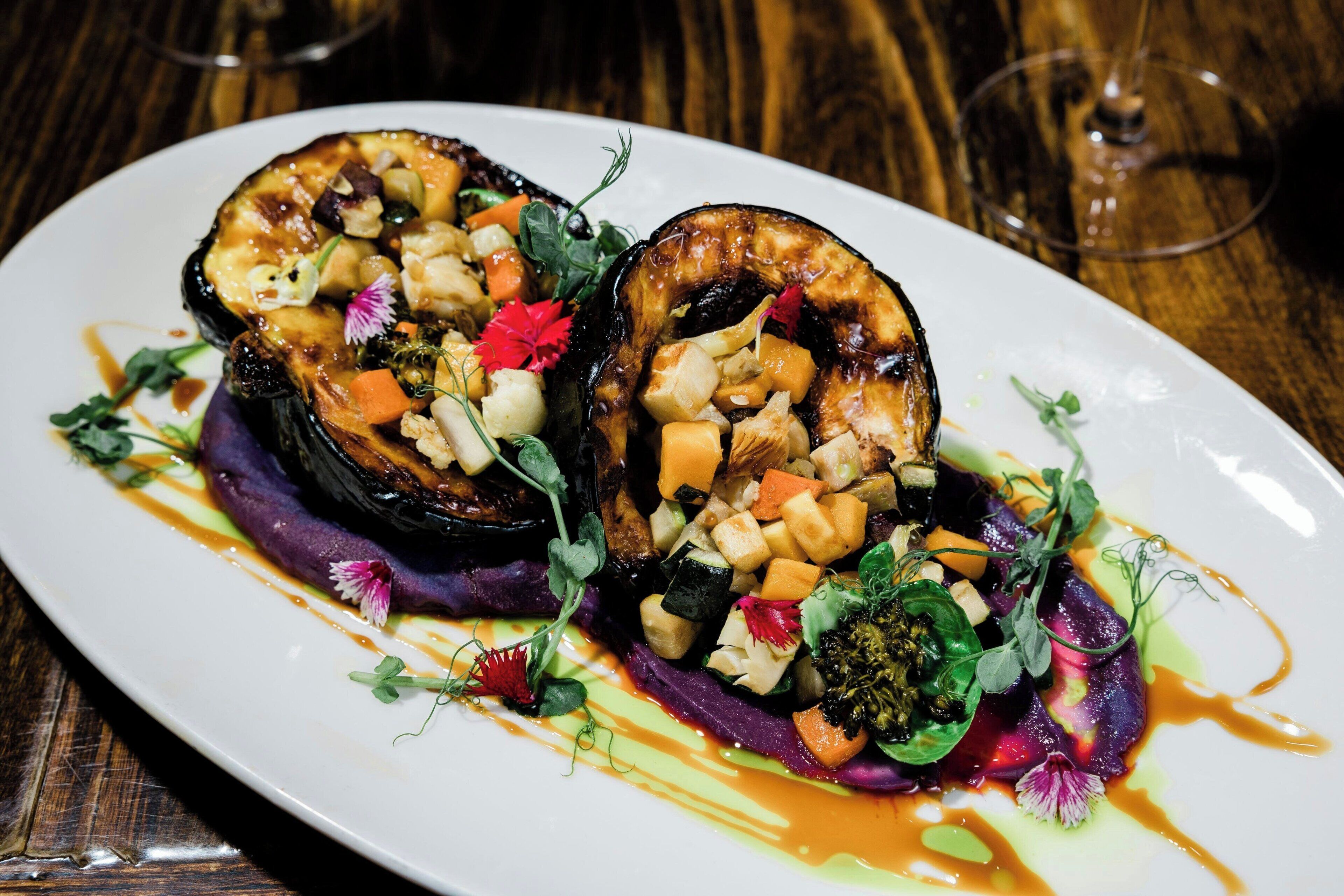Une assiette remplie de différents légumes et de diverses garnitures.