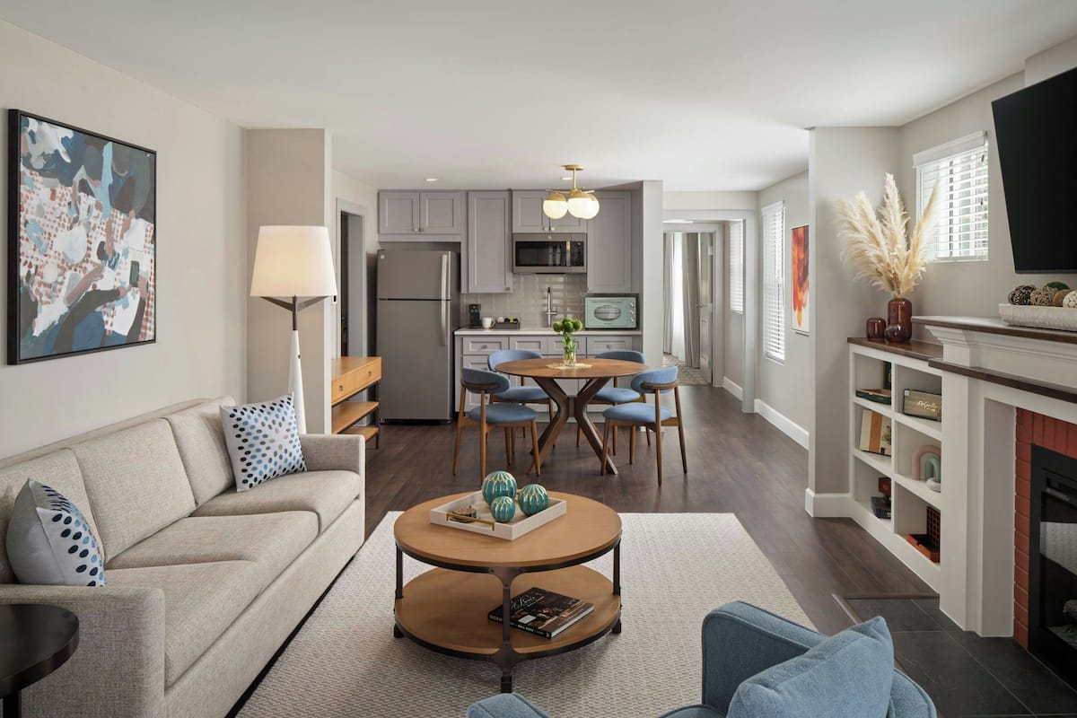 Suite, 1 Bedroom | Living room