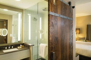 Deluxe Room, 1 King Bed, Non Smoking, Terrace | Bathroom