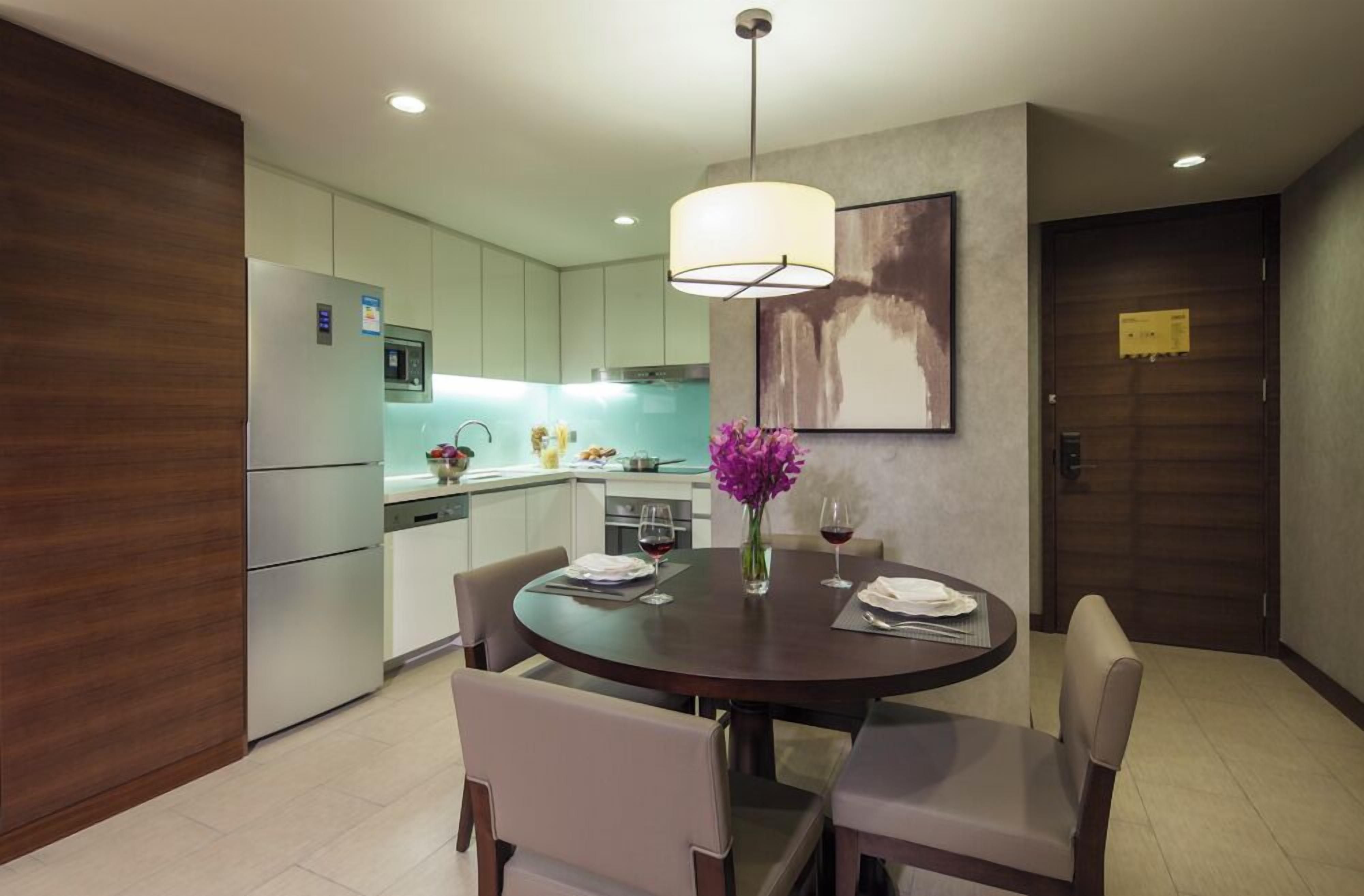 Una cocina moderna con zona de comedor.