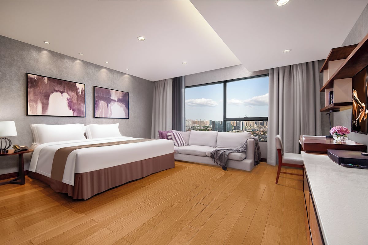 executive suite | 1 bedroom, down duvets, in-room safe, laptop workspace