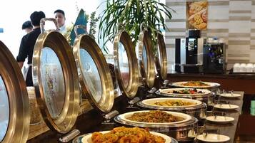 Daily buffet breakfast (CNY 91 per person)