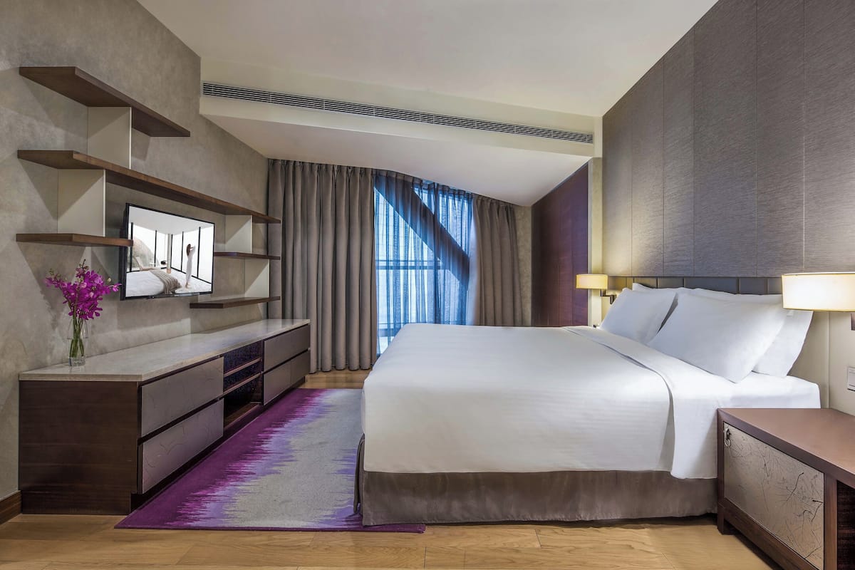 Executive Suite | 1 bedroom, down comforters, in-room safe, laptop workspace