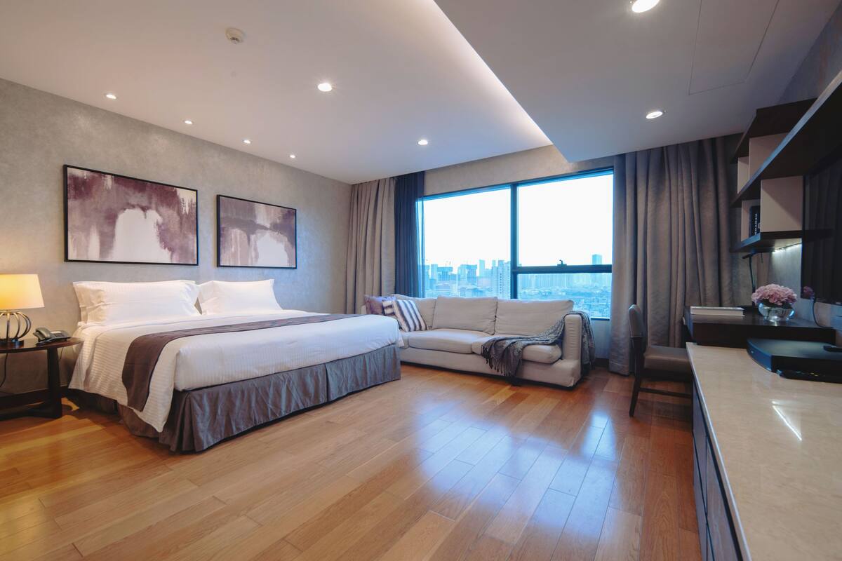 executive suite | 1 bedroom, down duvets, in-room safe, laptop workspace