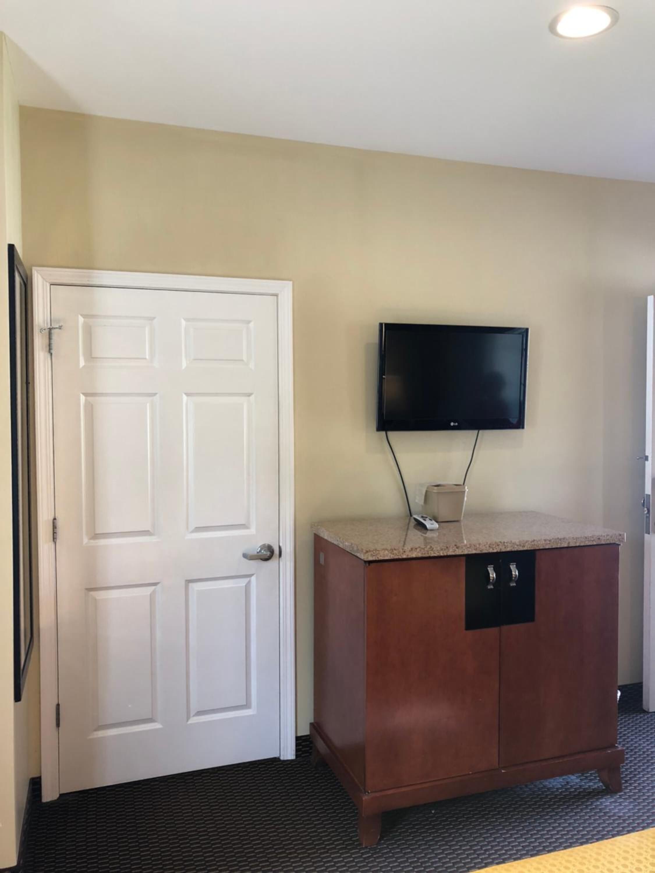 WiFi (無料)、ベッドシーツ、アラーム付き時計