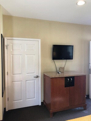 Wifi gratis, ropa de cama y despertador