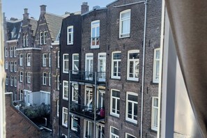 Habitación individual económica | Caja de seguridad en la habitación, escritorio y wifi gratis 