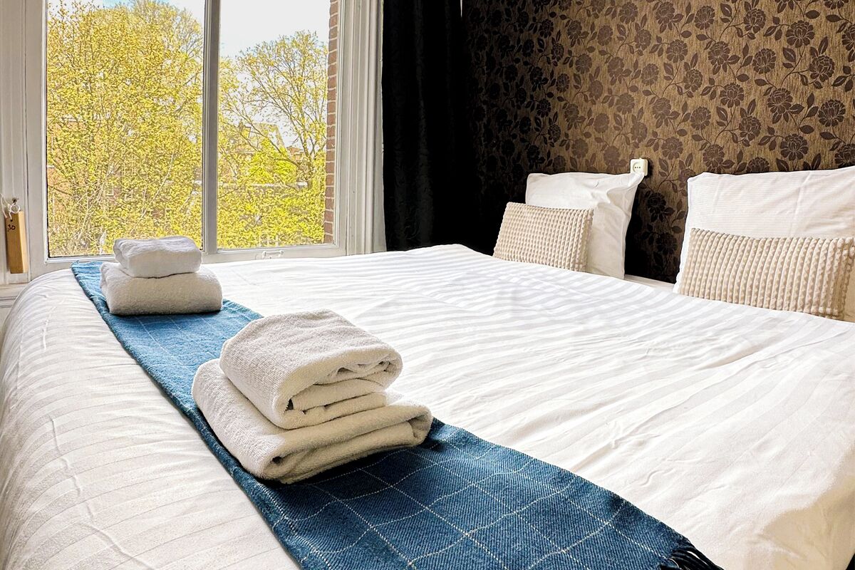 Double Room | In-room safe, desk, free WiFi, bed sheets