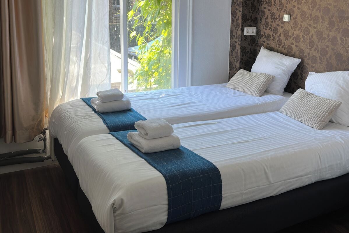 베이직 트윈룸 | 객실 내 금고, 책상, 무료 WiFi, 침대 시트