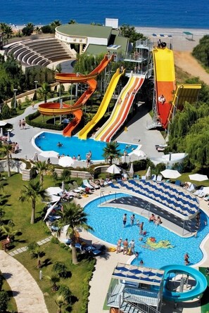 Piscina interna, piscina externa, barracas de cortesia, guarda-sóis