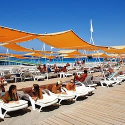 Privat strand i närheten, gratis strandcabanor, solstolar och parasoller