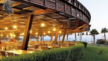 3 restaurants, breakfast, dinner served; sushi