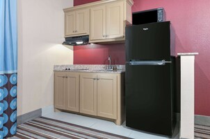 Colchones con pillow-top, escritorio y cortinas blackout