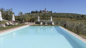 Seasonal outdoor pool, an infinity pool, pool umbrellas, pool loungers - Fattoria Abbazia Monte Oliveto (San Gimignano)