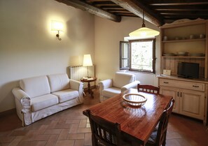 Apartamento, 1 quarto | Sala de estar | TV de tela plana