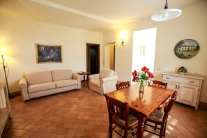 Apartment, 2 Bedrooms (4 people) | Ruang tamu | TV skrin rata 