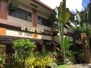 Exterior del hotel Da'o Diamond, con un letrero que indica un café Chicco.
