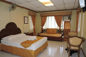 Familienzimmer | Zimmersafe, Schreibtisch, laptopgeeigneter Arbeitsplatz