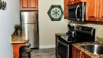 Full-size fridge, microwave, oven, stovetop