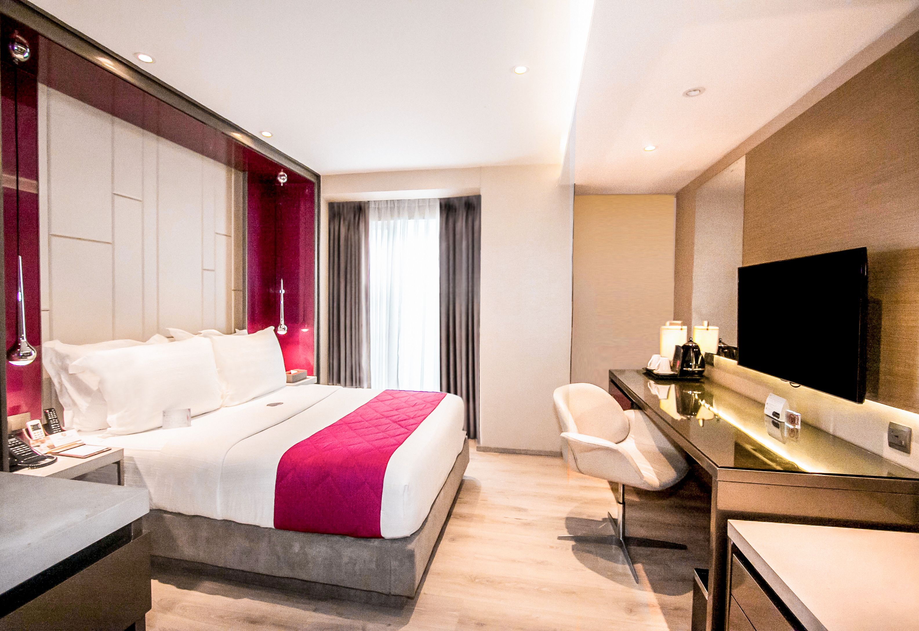 fantastic queen | minibar, in-room safe, desk, rollaway beds